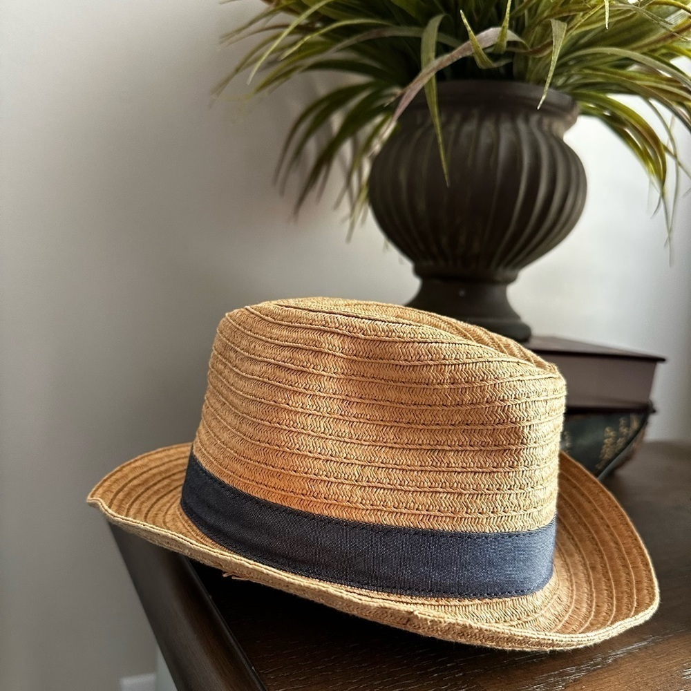 baby fedora with blue band size 0 to 6 month EUC